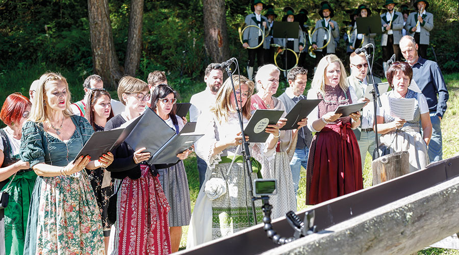 der Kirchenchor Schnals mit den Jagdhornbläsern Similaun