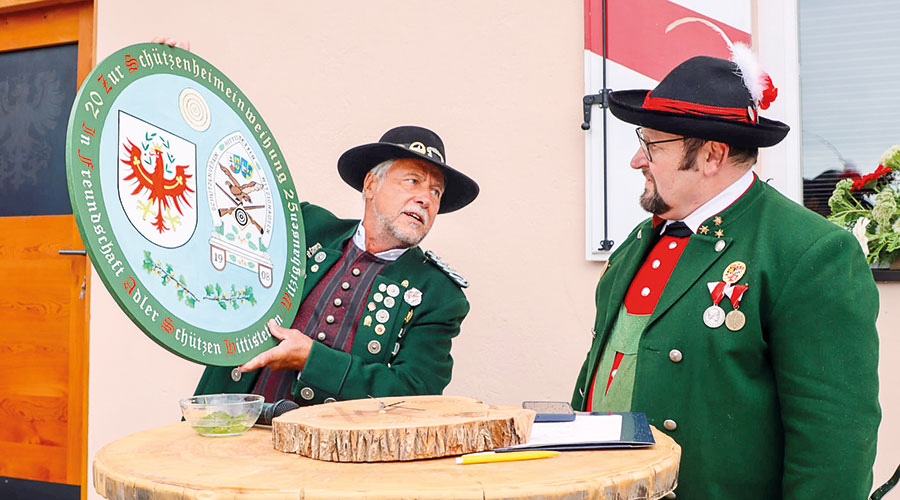 Schützenscheibe und Schützenuhr als Geschenk zur Einweihungsfeier