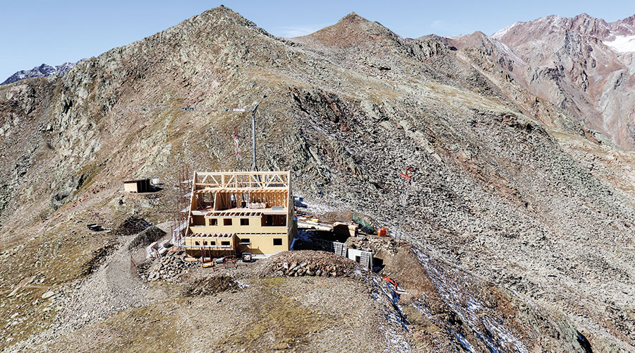 Blick auf die Heilbronner Hütte vom Gipfel des Taschljöchls aus