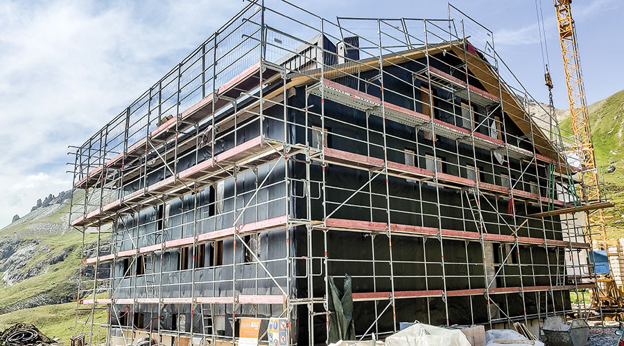 Die Sesvennahütte wurde im August 2025 mit Wärmedämmung eingepackt. Lärchenschindeln werden diese dann abdecken. Spätestens 2026 ist die Hütte wieder offen.