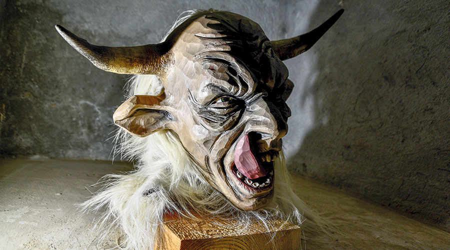 Holzgeschnitzte Maske von Beat Tscholl   (Foto Gianni Bodini)