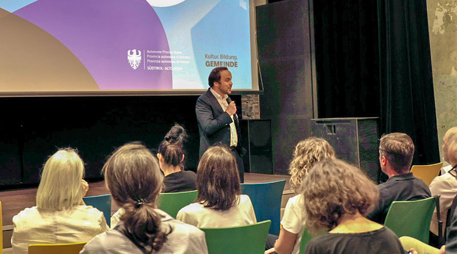 Zum Themenbereich Kultur betonte LR Achammer: „Kultur schafft Gemeinschaft, führt Menschen zusammen und gibt Halt in Zeiten der Unsicherheit, in denen wir uns aktuell wiederfinden.“