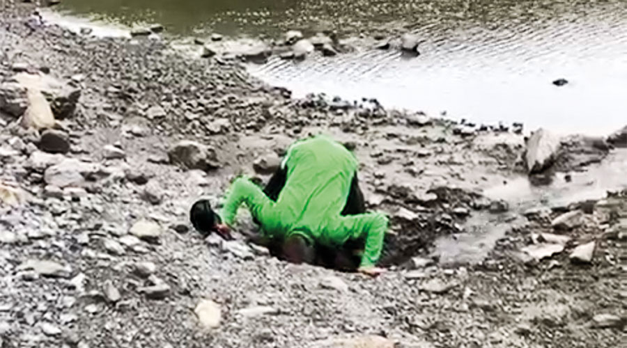 Dietmar Bernhart bei der Abdichtung des Abflusslecks