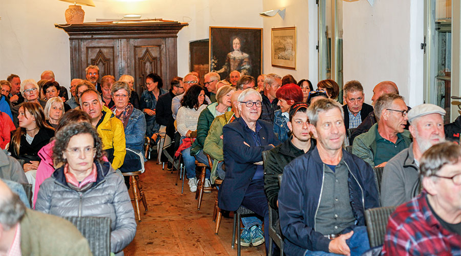 Gut 70 Leute haben trotz strömenden Regens den Weg in den Rittersaal der Stachlburg in Partschins gefunden, um den Ausführungen von Professorin Ulrike Kindl über Michael Gaismair zu lauschen