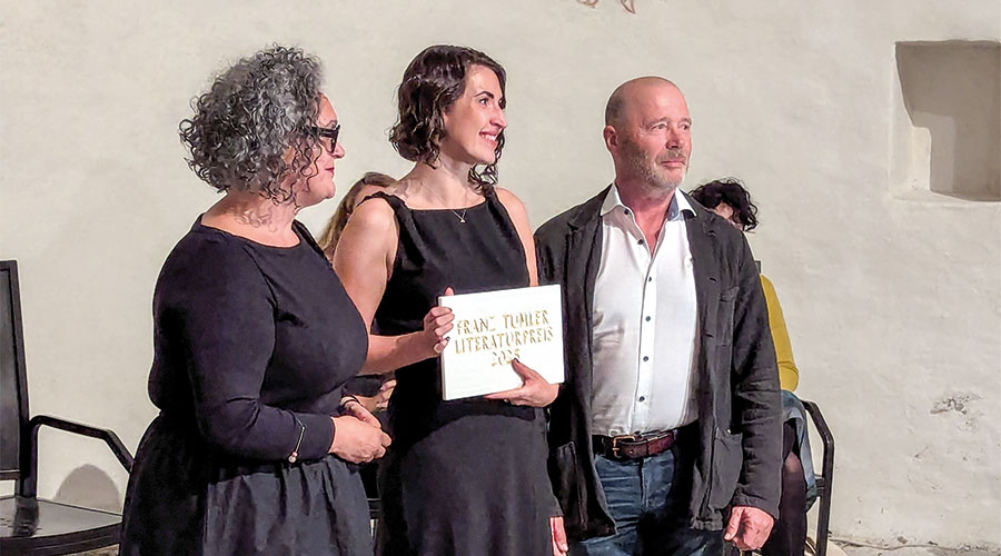 BMin Verena Tröger und Abteilungsdirektor Volker Klotz gratulieren Christina König zur Auszeichnung. Die ersten Worte der sichtlich gerührten Preisträgerin: „Ich bin fertig mit der Welt.“