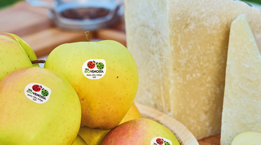 Applepairing: Golden Delicious mit Pecorino Romano und Pinova mit Prosciutto Norcia – traditionelle Genusskombinationen neu inszeniert.