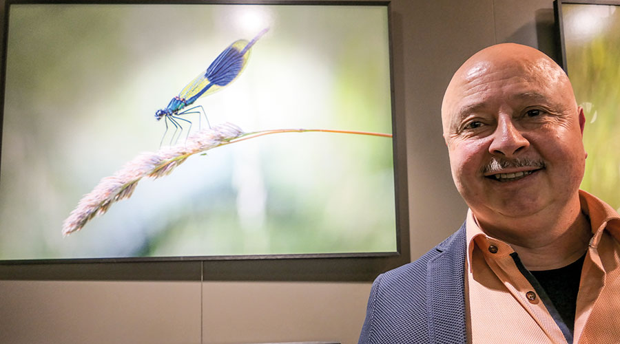 und von Stefan Winkler aus Deutschland besichtigt werden. Die beiden Naturfotografen laden alle ein, sich Zeit zu nehmen und in Ruhe die Bilder zu betrachten.  