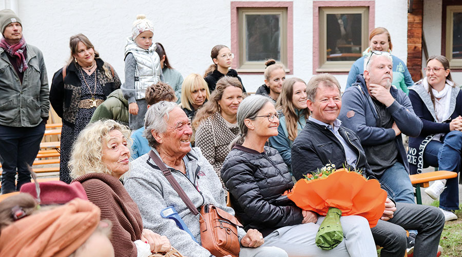 Margit (Bildmitte mit Blumenstrauß) und Helmuth Wagmeister (r.)
