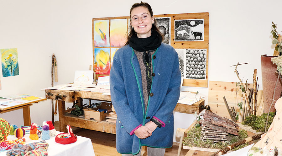 Lehrerin Elisabeth Ritsch in einer Klasse der neu eingerichteten Waldorfschule. 