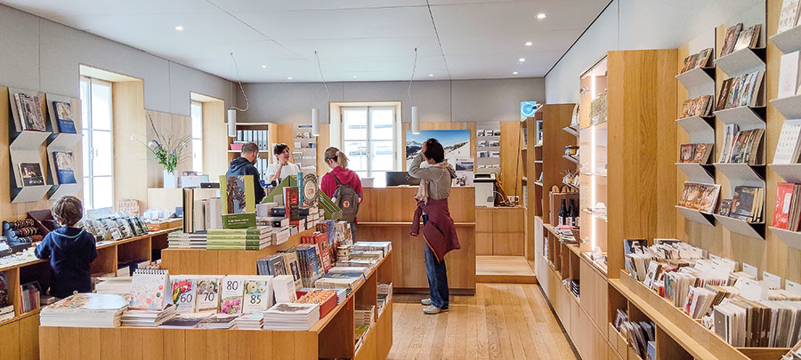 Im Klosterladen sind Karten mit Motiven aus dem Klosterleben von Sr. Pia Willi erhältlich 