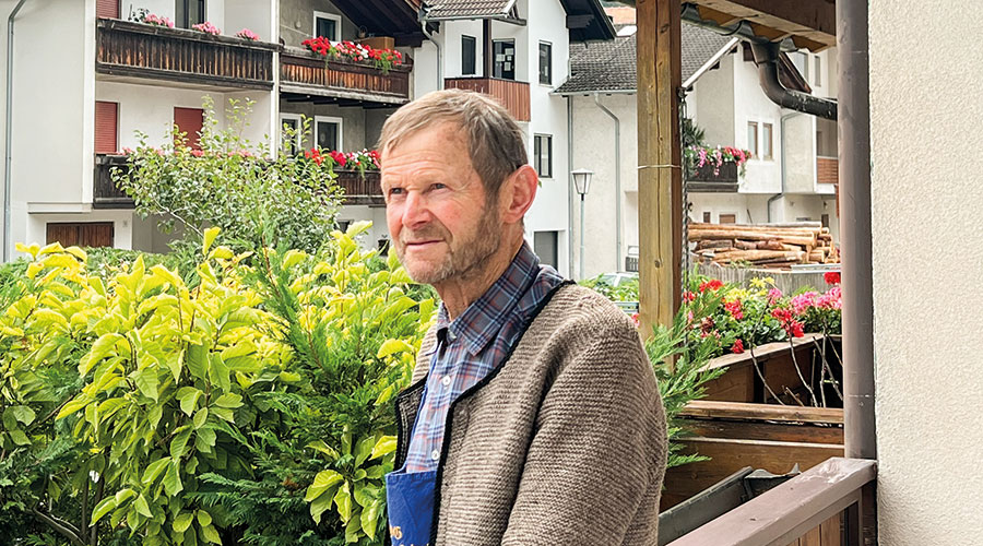 Matthias Pircher ist Mitglied der Bergrettung Latsch, Tourenbegleiter beim AVS und Wegmarkierer in der Gemeinde Latsch für den Alpenverein. Er war schon über 100 mal auf dem Hasenohr, seinem Hausberg.