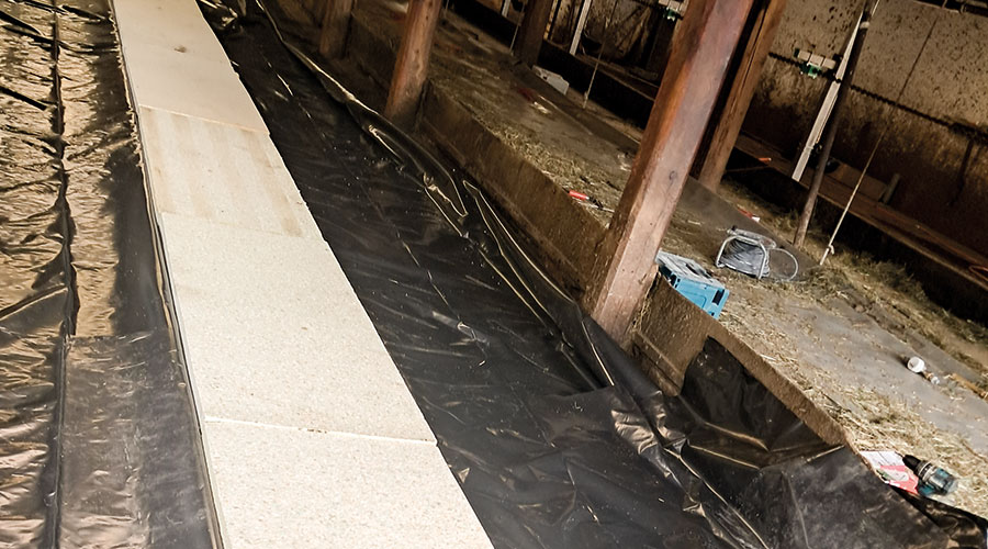 Bilderreihe aus dem Einbau der Wasserbettmatratzen in Burgeis: Die Latexunterlagen bilden den ersten Aufbau – die Rohrleitungen sorgen für Abkühlung und Wärme. Die Wassertaschen werden befüllt, die neue Unterlage ist bezugsfertig. 