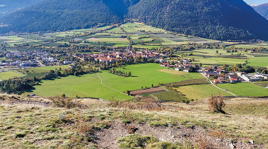 Ausblick vomTartscher Bichl auf das herbstliche Glurns und den Schuttkegel von St. Martin