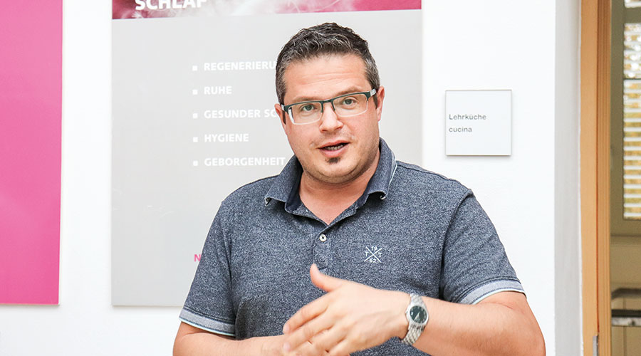 Schulstellenleiter Andreas Paulmichl eröffnete das Buffet, das unter dem Titel „Zurück zu den Wurzeln“ zubereitet wurde