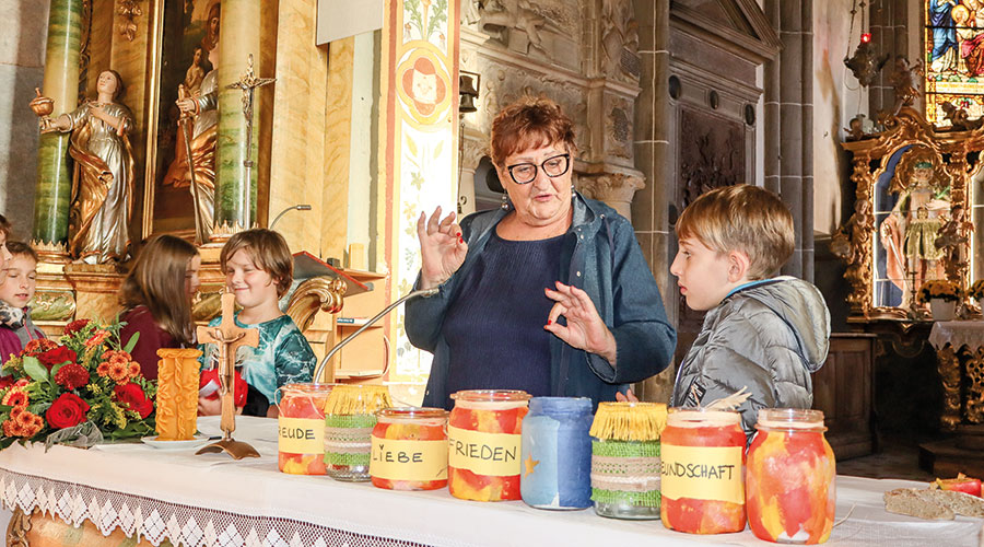 Christl Stocker Perkmann bei der Inszenierung des Martinspiels in Schluderns