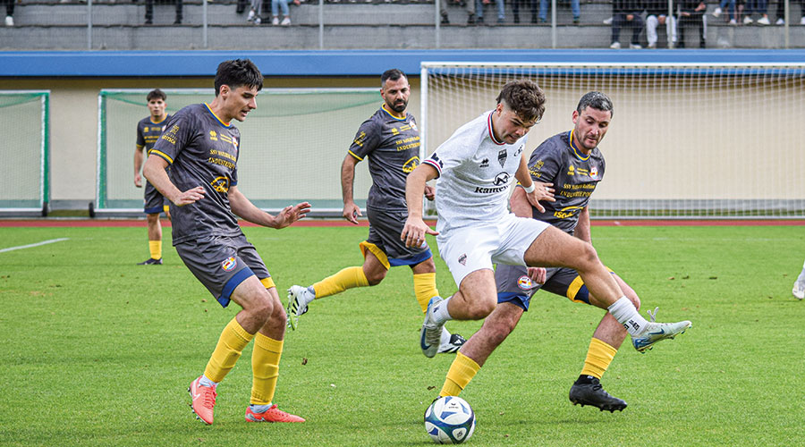 Samuel Weiss (weiß) verlor mit seinen Latschern das Vinschger Derby gegen Naturns