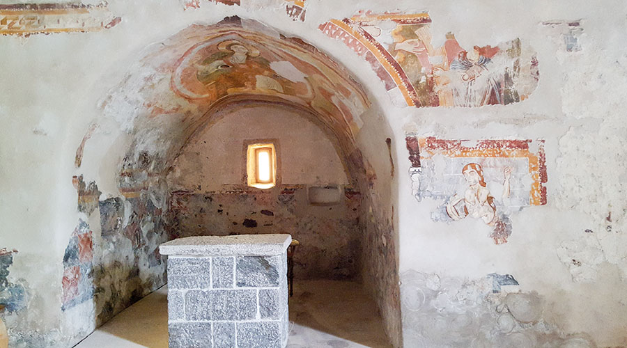 Innenraum der Kirche mit Apsis und Fresken am Chorbogen (Archiv Heinrich Moriggl); 