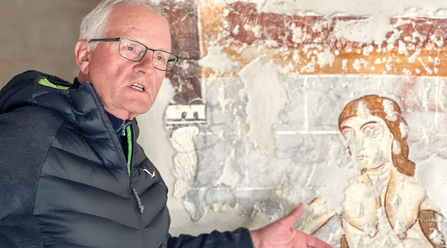 Heinrich Moriggl begleitet als Kulturführer Interessierte in der St. Nikolauskirche (Foto Peter Tscholl); 