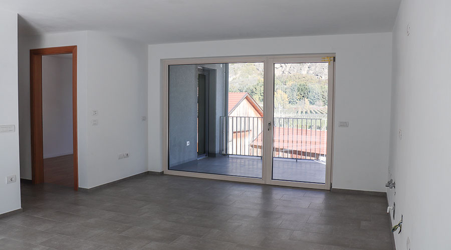 Jede der Wohnungen zeichnet sich durch eine hohe Wohn- und Lebensqualität aus. Das hat zum einen damit zu tun, dass viel natürliches Licht ins Innere geholt wurde, zum anderen ist die Umgebung, die Natur, Teil des Wohngeschehens.