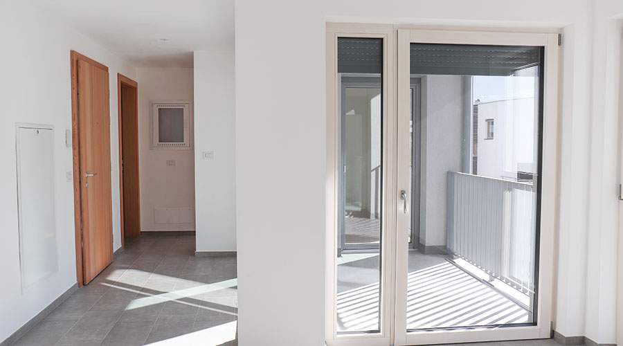 Holz- und Fliesenböden wechseln sich - je nach Nutzung - ab. Das schlichte Design außen zieht sich im Inneren fort. Ein Qualitätsbau ist durch die gutenZusammenarbeit der Vinschger Handwerker entstanden. 