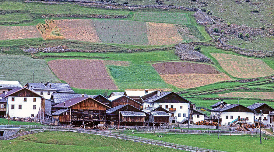 Kapron (ca. 1.700 m): doch „Ort der Felder“,  nicht „Ort der Ziegen“? Aufnahme: 5. 10. 1975.