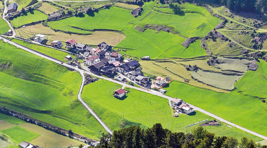 Blick auf Kapron, Hauptort von Ausserlangtaufers. Standpunkt: Mutzgrat (2.438 m). Alle Äcker sind nun Wiesenflächen gewichen. Aufnahme: 22. 8. 2017.