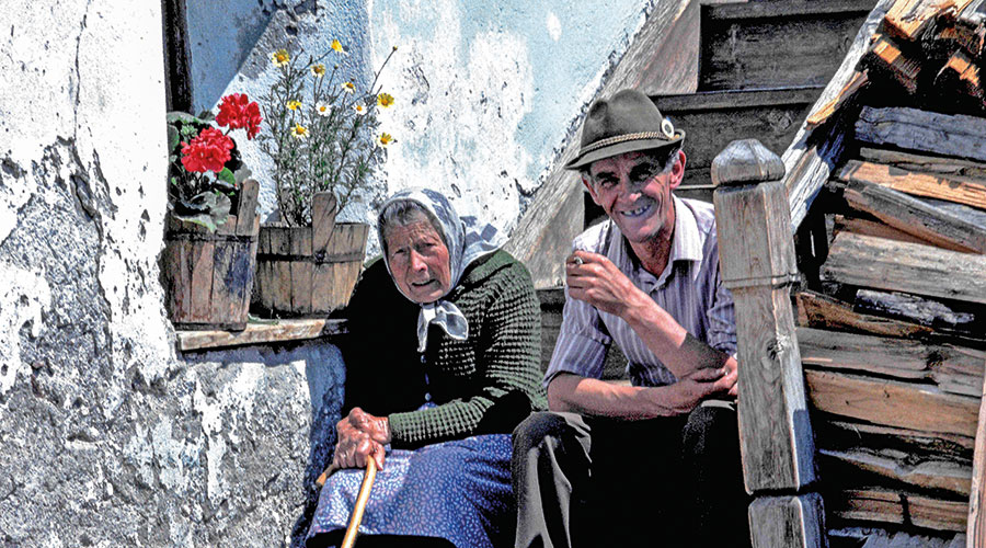 Tratsch in Kapron: Dominika Meßner und Förster Anton Patscheider (ti Pauli-Dominika unt dr Lutza-Touni) pan hoangrtn. Aufnahme: Juli 1976.