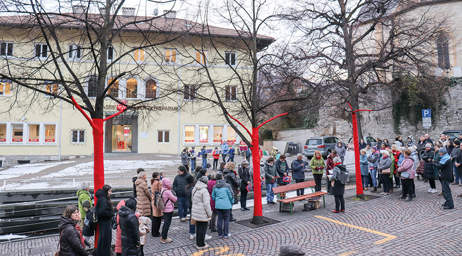 Ein Ort, an dem die Erinnerung an Celine Frei Matzohl spürbar wird: Der rot einbandagierte Baum vor der WFO ist ehrendes Andenken und mahnendes Zeichen gegen Gewalt an Frauen. Der Ort ist nicht zufällig gewählt: Hier ist Celine zur Schule gegangen. Er bedeutete ein stückweit Lebensweg für sie.