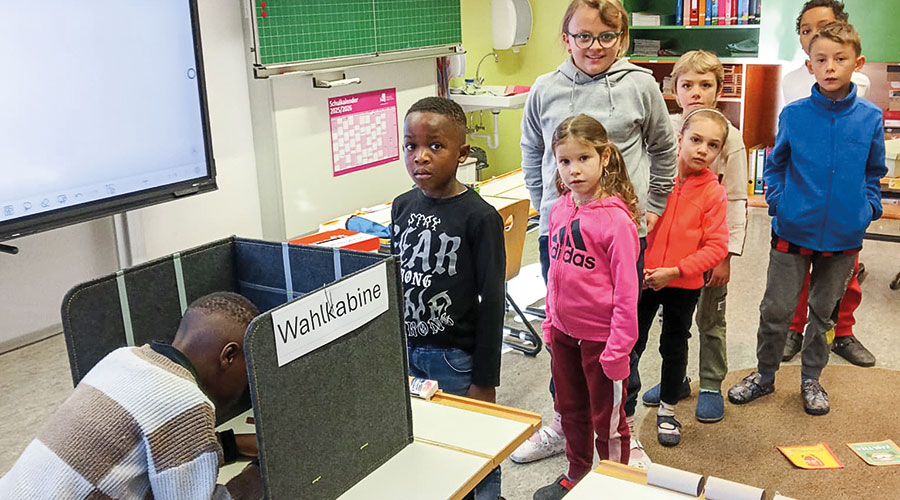 und üben sogar den Wahlvorgang 