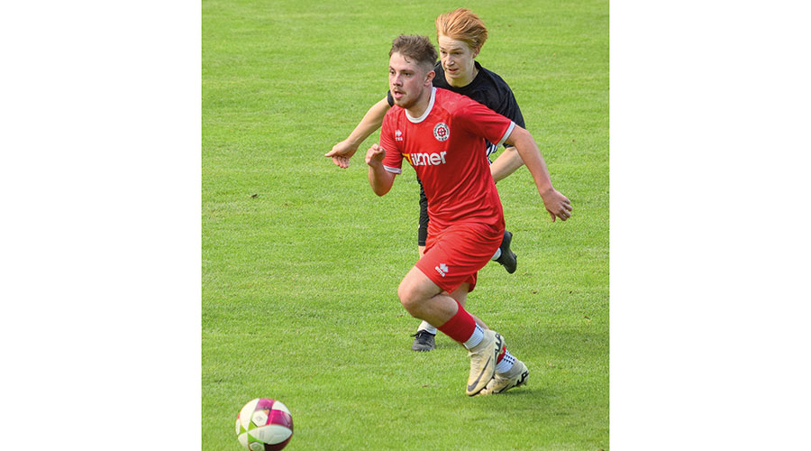 Kastelbell Tschars (rot) kann für die neue Saison in der 2. Amateurliga planen, Morter (schwarz) steht vor dem Abstieg