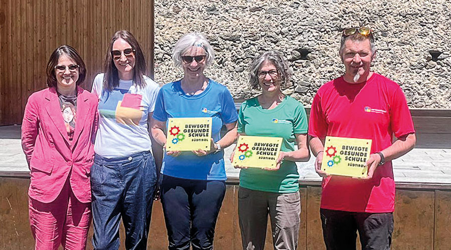 ie Übergabe des Gütesiegels „ Bewegte Schule“ v. l. Inspektorin Sarah Viola, Karin Schönthaler, Sonja Abart, Elisabeth Wieser und Marco Basso