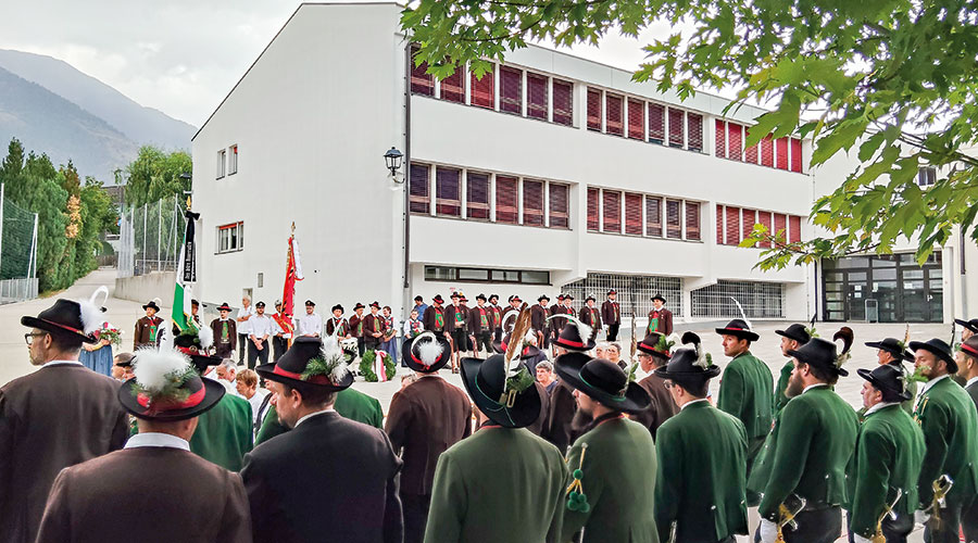 Aufstellung am Schulhof