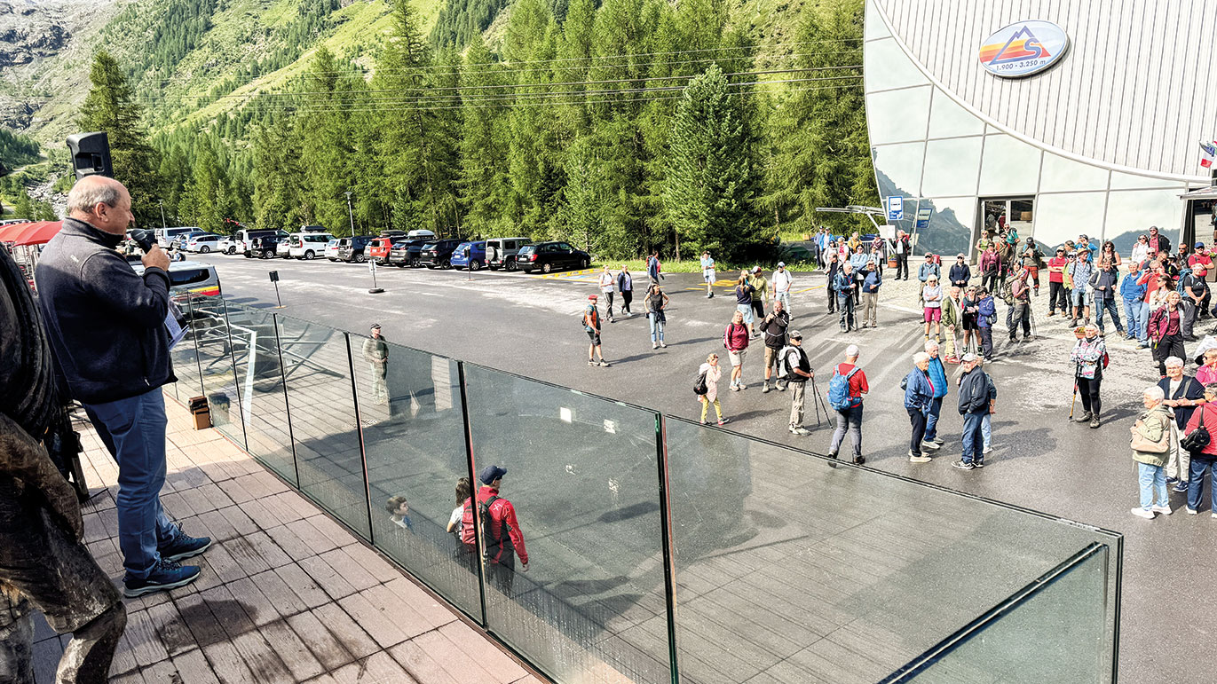 Der Präsident der Seilbahnen Sulden Erich Pfeifer teilte den Gästen mit, dass Reinhold und Diane Messner heuer zum ersten Mal beim Yakauftrieb nicht dabei sein können