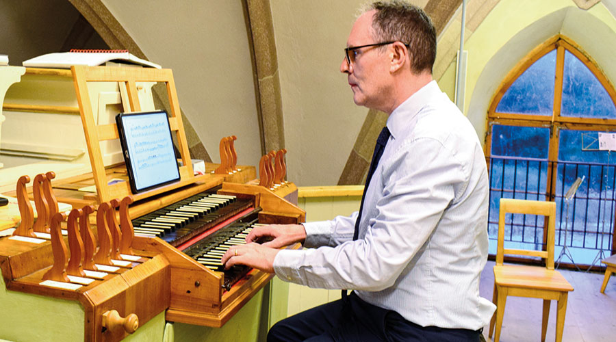 der Organist David Swinson