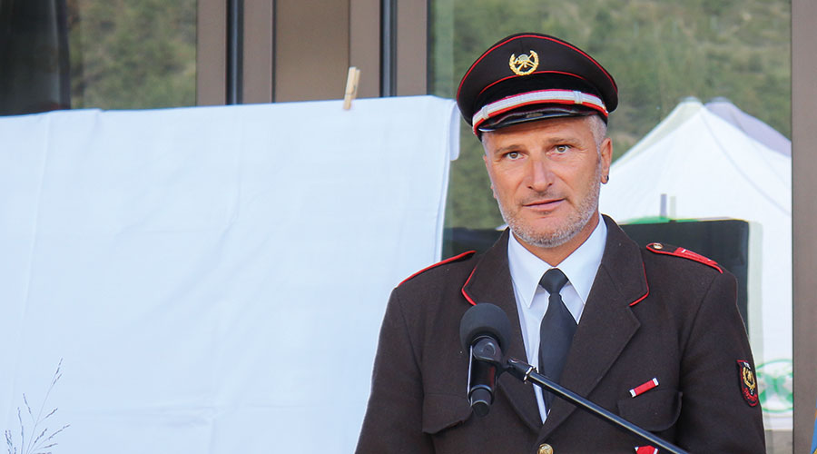 « Das neue TLF steht mit seiner Ausstattung für Sicherheit und wird für die Brandbekämpfung eingesetzt. Danke an Manuel Tumler und Michael Kofler. KDT-Stellvertreter FF Eyrs Felix Alber