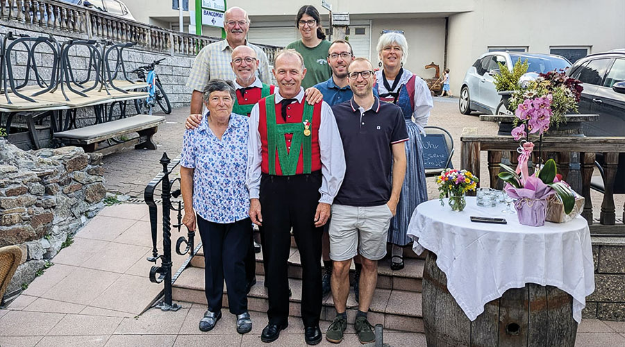 Inmitten der Familie (links) und inmitten der Burgeiser Singgemeinschaft: der Chorleiter und Verdienstmedaillenträger Karl Josef Moriggl 