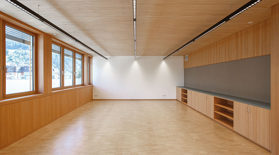 Akustikabsorber an Decke und an den Wänden schlucken den Schall und sorgen für eine optimale - auch wertschätzende – Lernatmosphäre und ein angenehmes Raumklima.