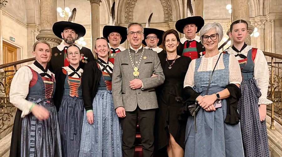 Die Delegation aus Schludern:  hinten v. l. Josef Klotz,  Markus Kofler, Michael Abart, Dietmar Pali und Hanna Klotz;  vorne v. l. Simone Sagmeister, Sara Weiskopf, Ilona Tschenett,  BM Heiko Hauser, Carmen Raso und Sonja Abart