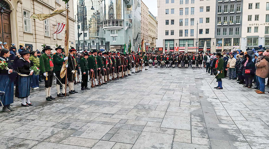 Schützen stellen sich zum Salutschießen auf