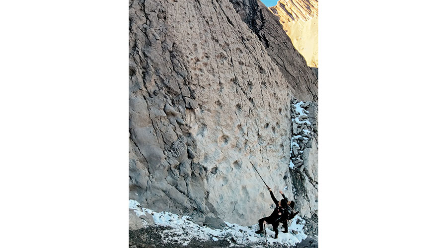 Die am besten erhaltenen Fußabdrücke zeigen deutlich lange Fersen, Zehen und Krallenabdrücke, obwohl sie Jahrtausende lang Schnee und Eis ausgesetzt waren, sogar während der letzten Eiszeiten. Foto von Elio Della Ferrera, Arch. PaleoStelvio (PNS, MSNM, SABAP CO-LC).