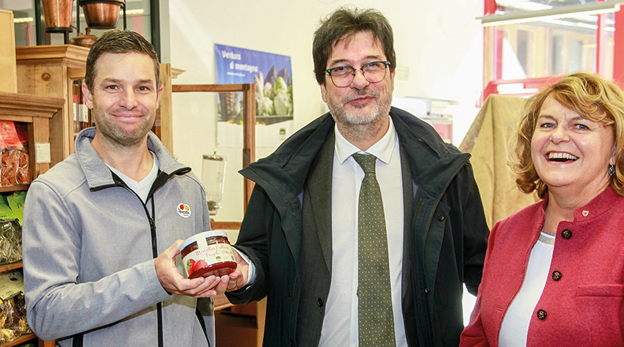 Der Direktor der Marteller Erzeugergenossenschaft MEG Philipp Brunner mit Luca Colombatto, für die PNRR-Projekte „Green Comunities“ Staat-Regionen zuständig, und Landesrätin Rosmarie Pamer in der Erdbeerwelt in Trattla