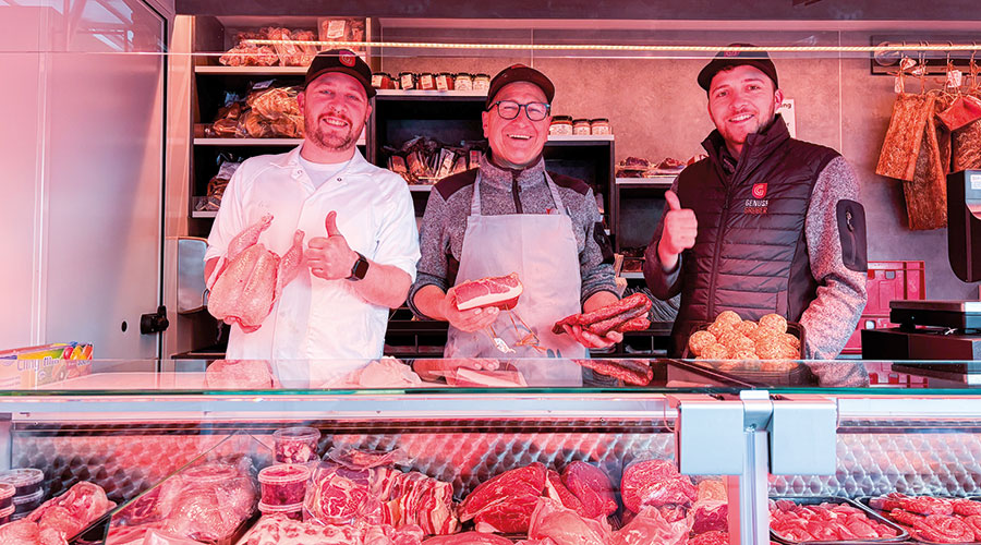 v. l. Simon,  Christian und Elias Gruber vor dem Start mit der Frischfleisch-theke am frühen Morgen in Prad