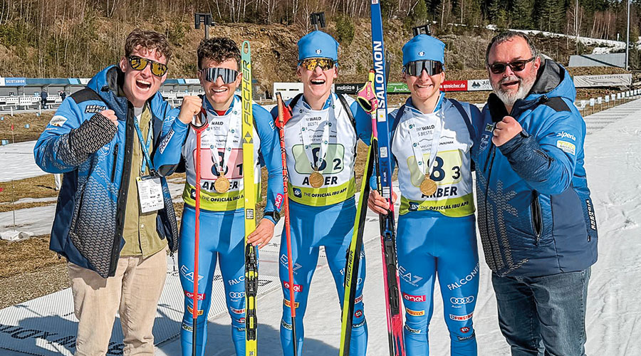 Jonas Tscholl ( 4.v.l) mit seinen Gold-Staffelkollegen (Foto: FISI)
