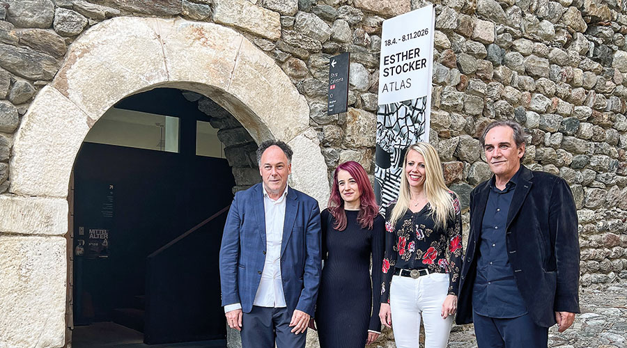 Bei der Ausstellungseröffnung am 17. April: v.l. Leo Andergassen, Direktor des Südtiroler Landesmuseum Schloss Tirol, Esther Stocker, Sabine Schwienbacher und Kurator Heinrich Schwazer