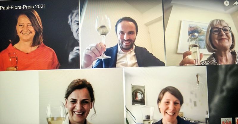 Anlässlich des zwölften Todestages von Paul Flora wurde im Rahmen einer virtuellen Feier der Paul-Flora-Preis an die Brixner Künstlerin Maria Walcher verliehen. Obere Reihe v. l.: Alexandra Pan (Moderatorin), LR Philipp Achammer, LRin Beate Palfrader, untere Reihe v.l.: Sabine Gamper und Maria Walcher. Vor dem Grab von Paul Flora in Glurns begrüßten der Kommissär Anton Patscheider und der Altbürgermeister Alois Frank die Zuschauer. 