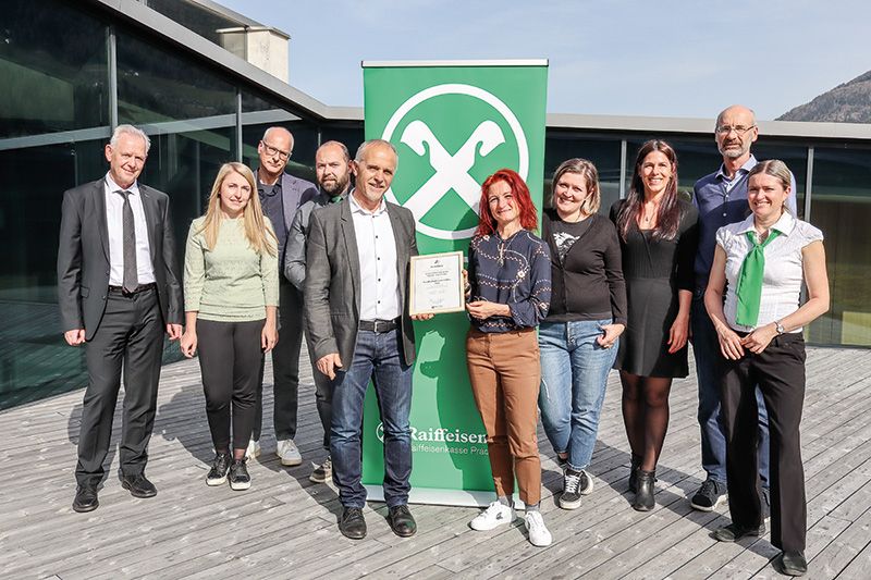 v. l. Werner Platzer (Direktor der Raika Prad-Taufers), Jasmin Perkmann, Arthur Blaas (Verwaltungsrat), Arno Rainer, Karlheinz Kuntner (Obmann), Sonja Abrate (Ökoinstitut), Nicole De Bartolomeis, Angelika Oberhofer und Günther Schweigkofler (beide Südtiroler Raiffeisenverband) und Brigitte Angerer