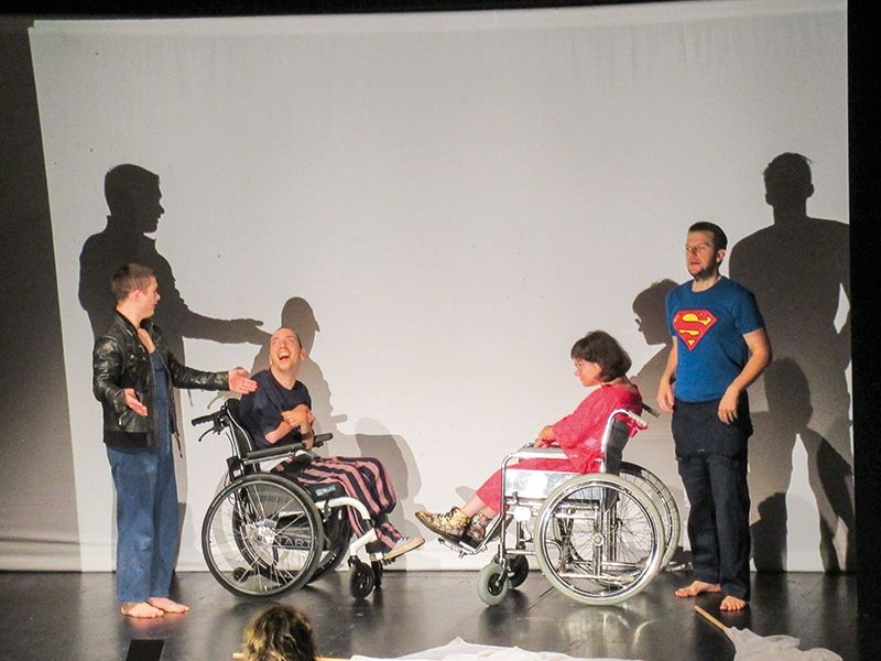 Die Theatergruppe „Teatro la Ribalta – Kunst der Vielfalt“ ist eine besondere Theatergruppe, ihre Aufführungen ein besonderes Theatererlebnis. Es wurde viel gelacht und gab viel zum Nachdenken. 
