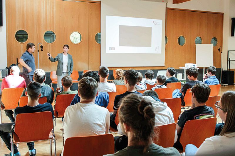 v. l: Ulrich Ebensberger und Evi Atz stellen den Jugendlichen der MS Prad verschiedene Berufe vor – Foto © lvh.apa