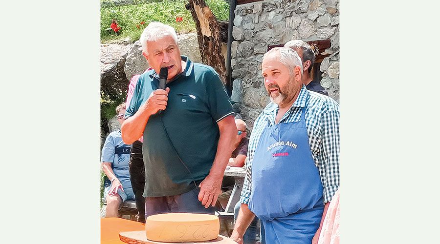 Albert Hutter und Senn Sepp Ladurner beim Käseanschnitt 2025