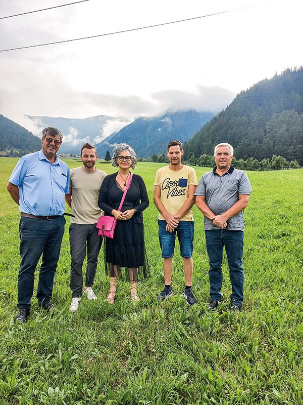 Am Beregnungsprojekt „Obere Malser Haide“ dran v. l.: SVP-Bezirksobmann Albrecht Plangger, David Frank, Verena Tröger, Lukas Punter und Sepp Noggler